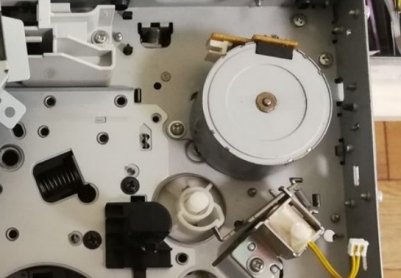 怎么惠普CP1025转印离合器有的在进纸器上